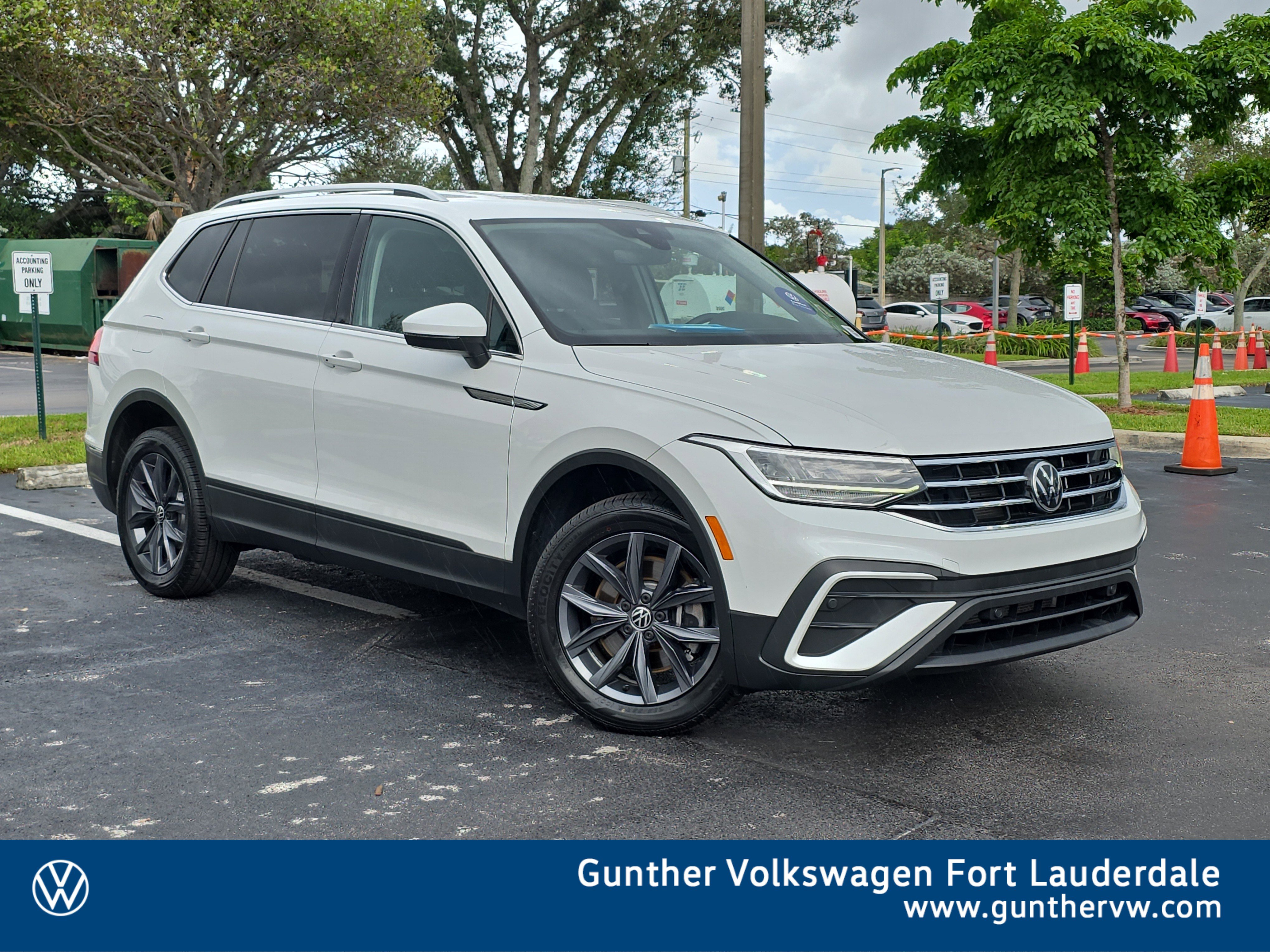 2023 Volkswagen Tiguan SE's photo