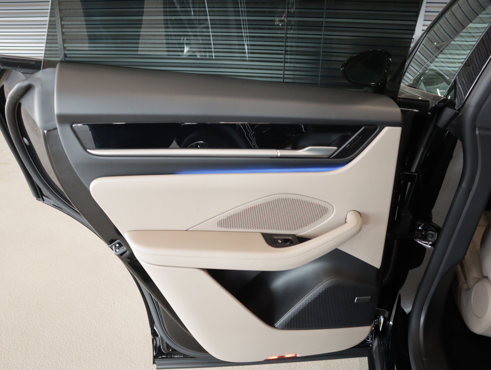 2025 Porsche Macan Electric 4 photo 27