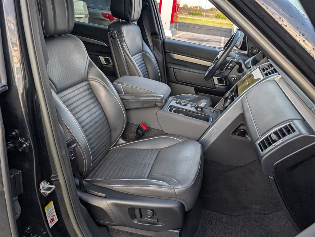 2023 Land Rover Discovery S R-Dynamic photo 18