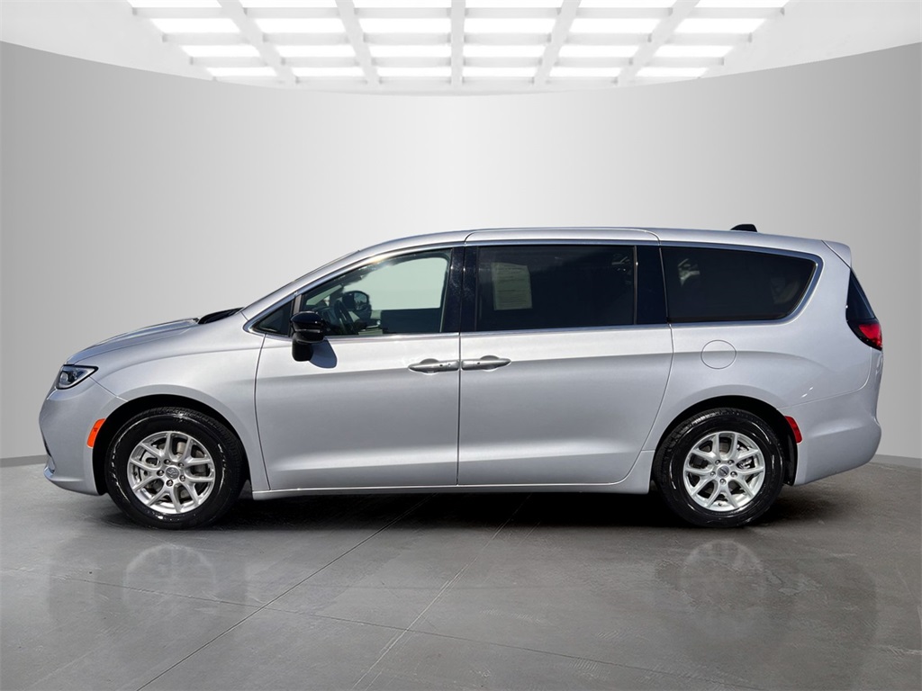 2024 Chrysler Pacifica Touring L photo 3