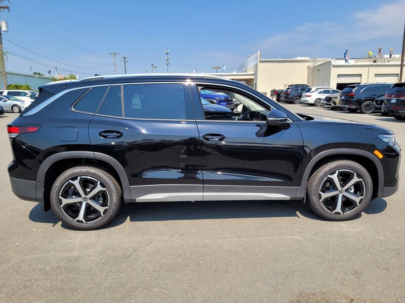 2025 Volkswagen Tiguan SE photo 2