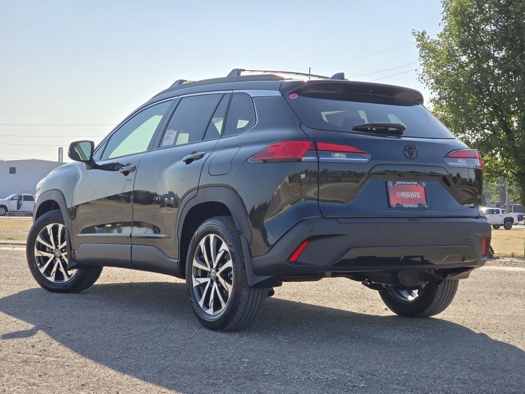 2025 Toyota Corolla Cross XLE photo 17