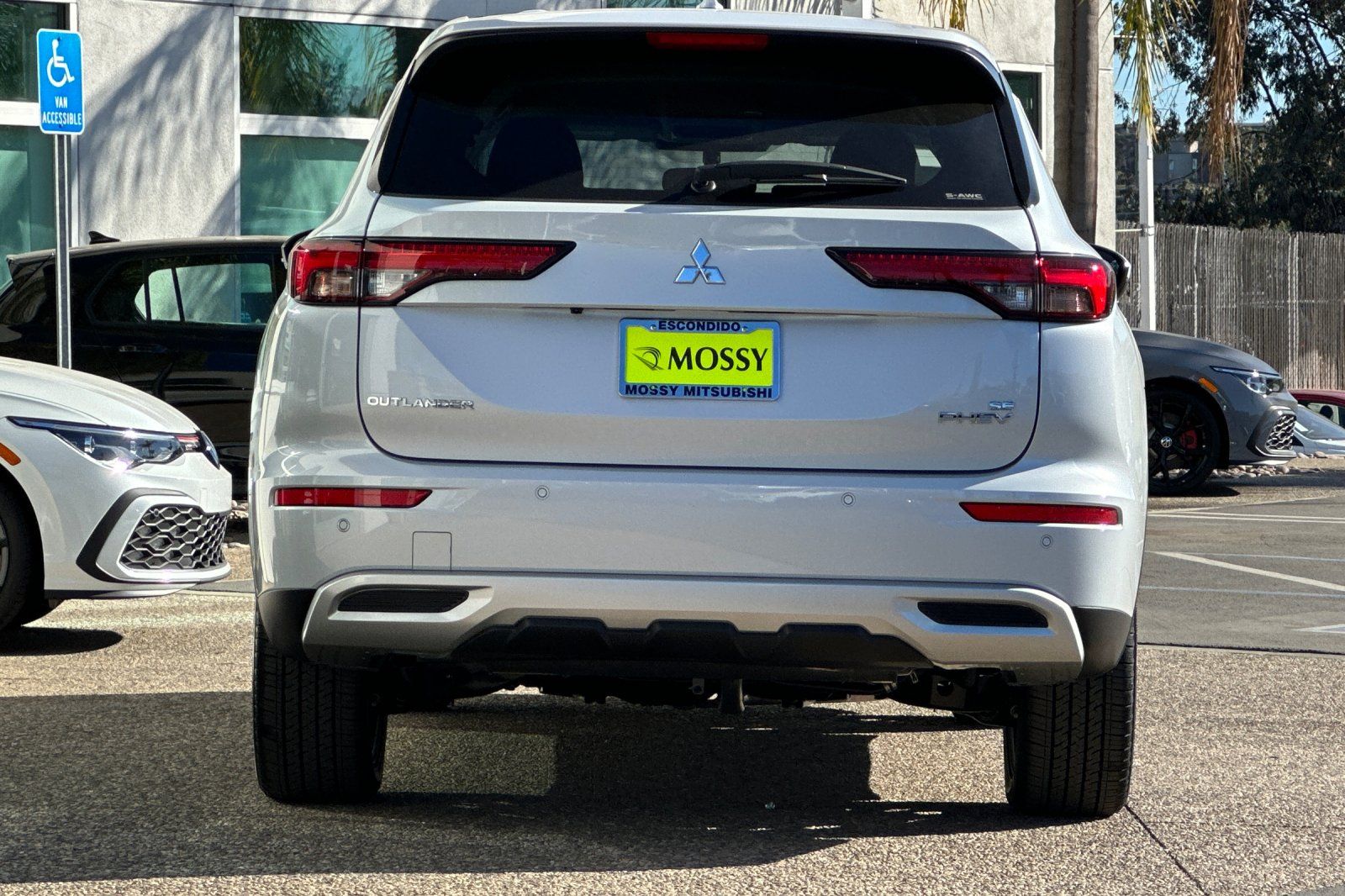 2025 Mitsubishi Outlander PHEV SE photo 5