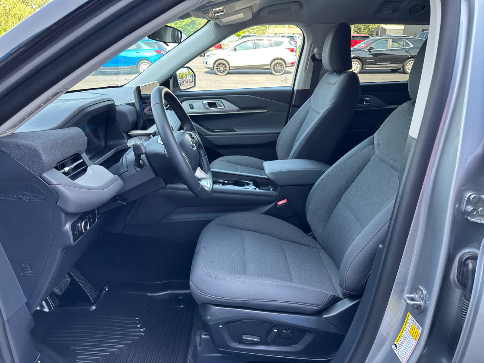 2025 Ford Explorer photo 15