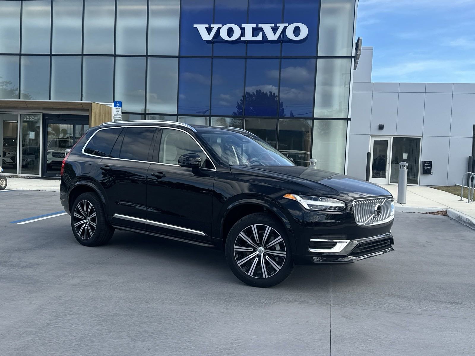 2025 Volvo XC90 Plus's photo