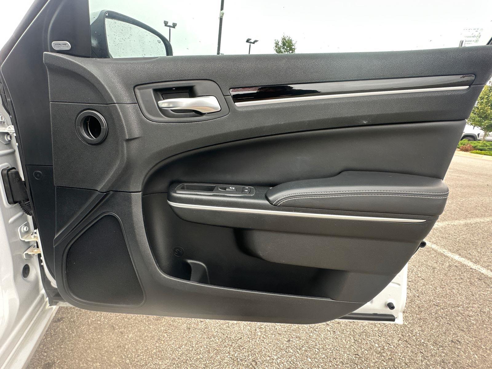 2020 Chrysler 300 photo 25