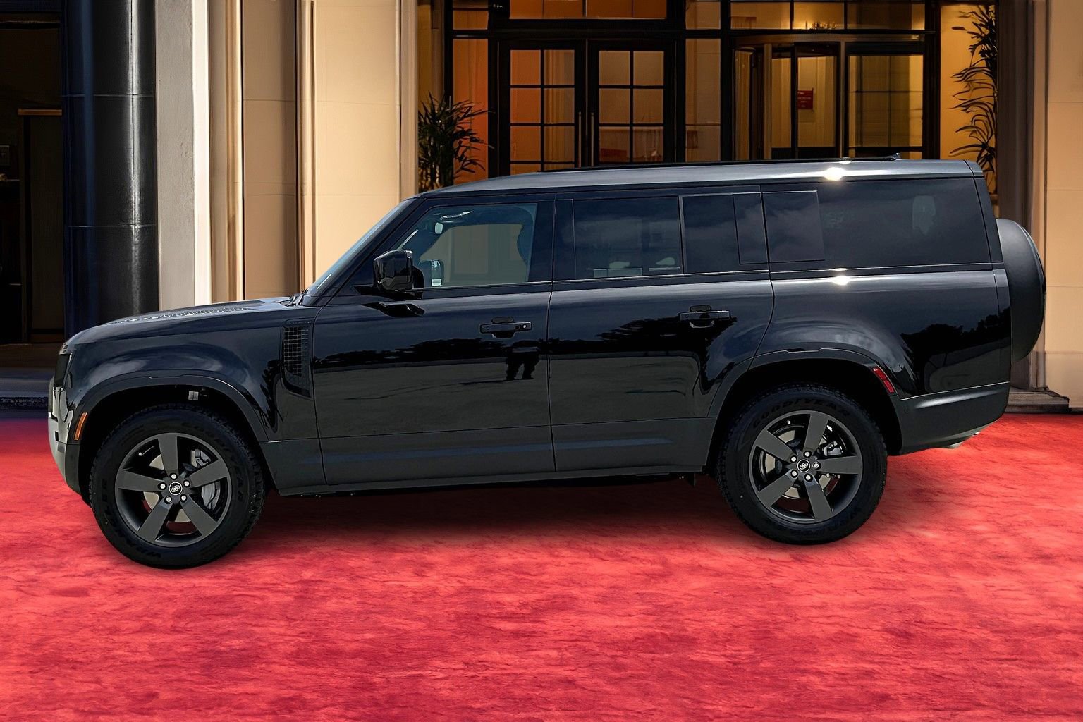 2025 Land Rover Defender 130 S photo 2