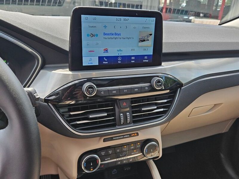 2022 Ford Escape Titanium Hybrid photo 21