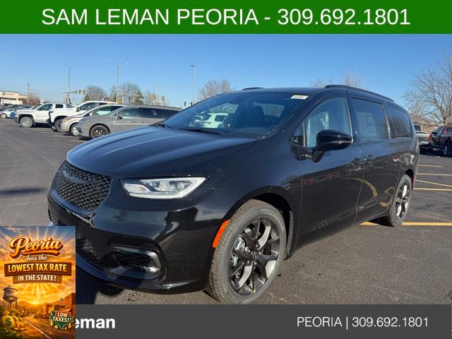 2026 Chrysler Pacifica Select's photo