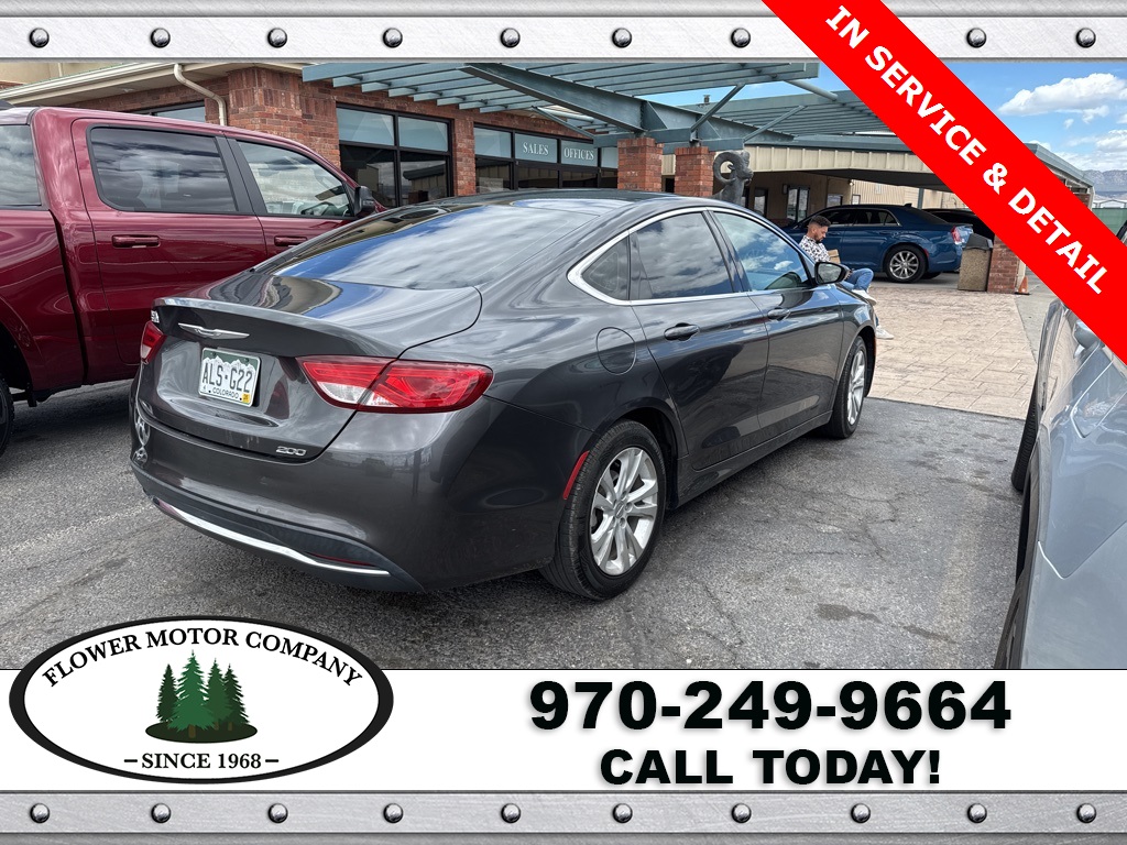 2015 Chrysler 200 Limited photo 3