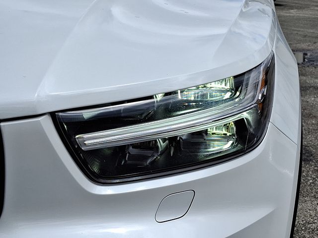 2022 Volvo XC40 R-Design AWD photo 9