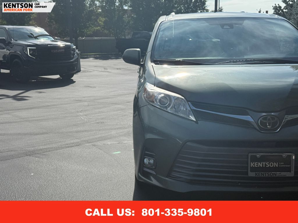 2019 Toyota Sienna XLE photo 13
