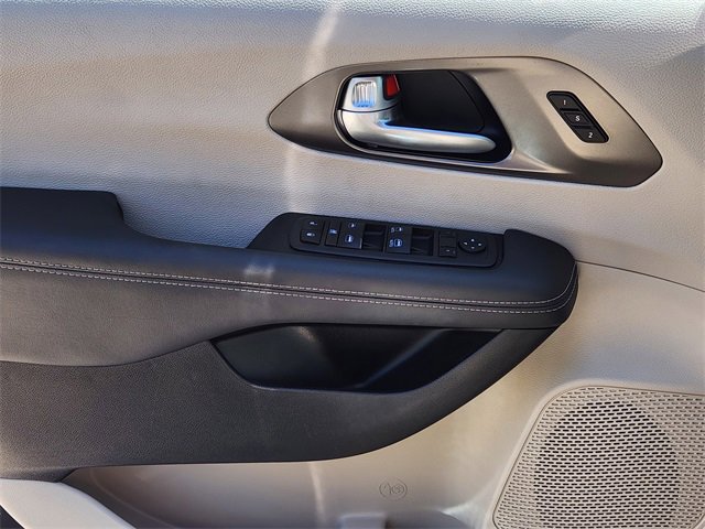 2024 Chrysler Pacifica Touring L photo 19