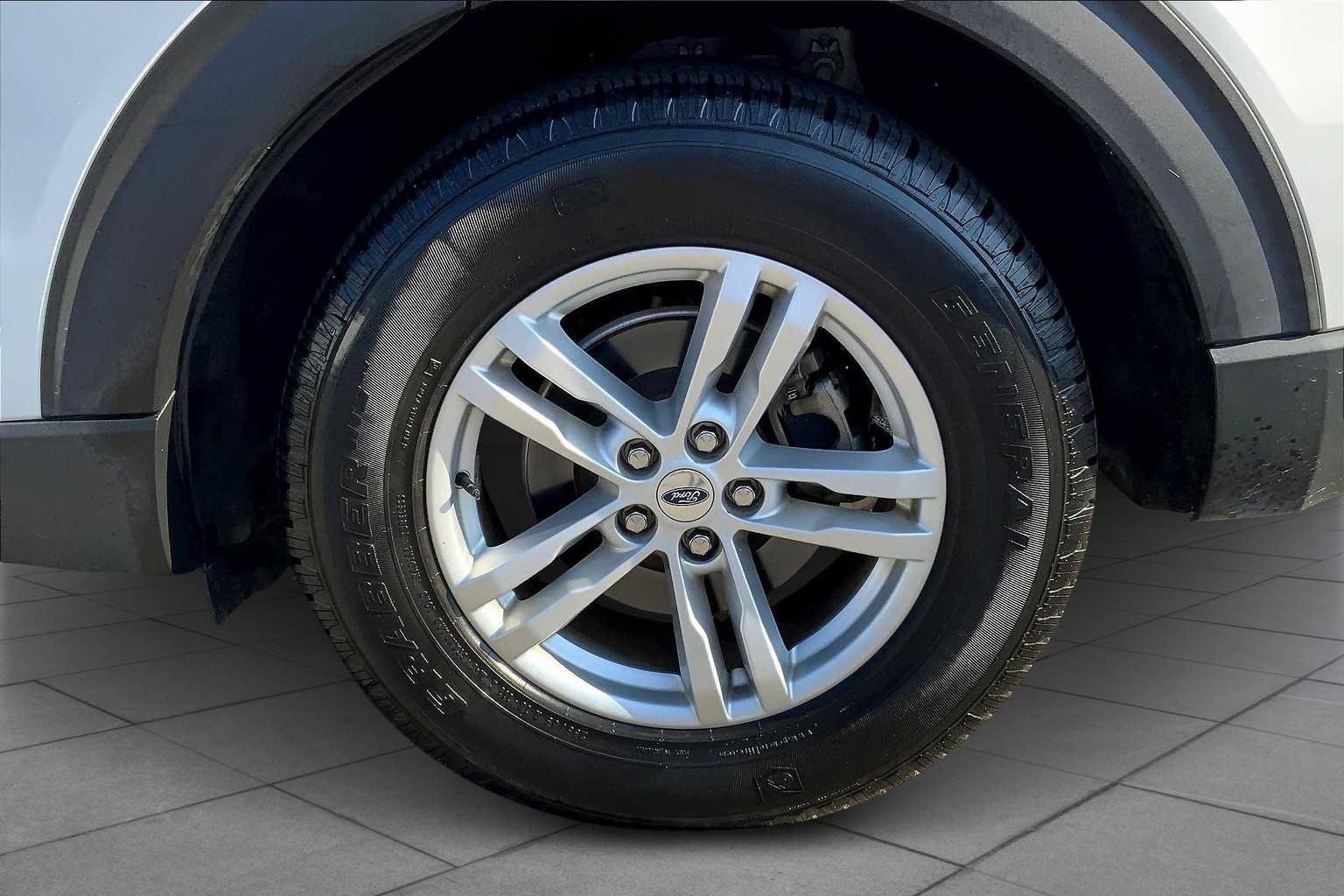 2020 Ford Explorer XLT photo 9