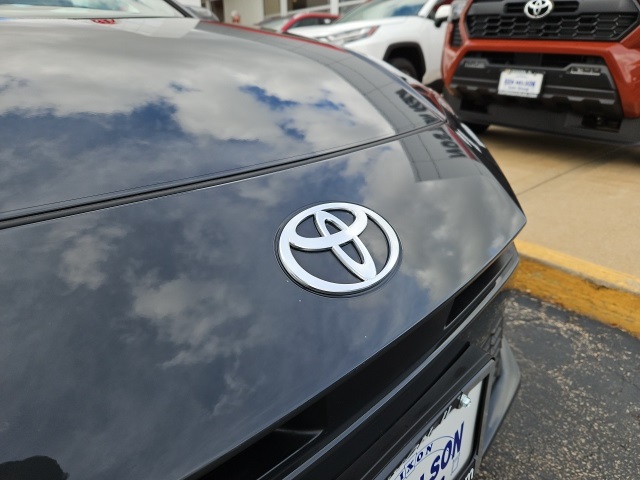 2026 Toyota Camry SE photo 4