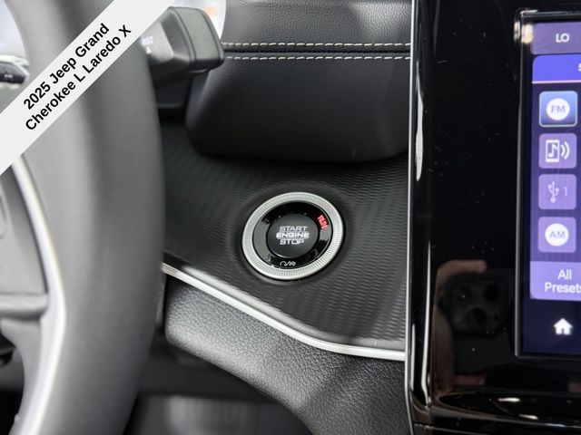 2025 Jeep Grand Cherokee Laredo X photo 31