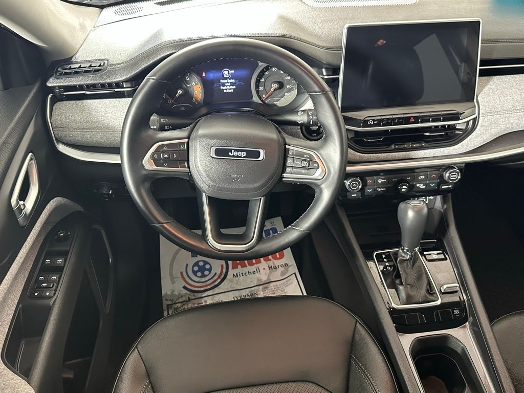 2022 Jeep Compass Latitude Lux photo 23