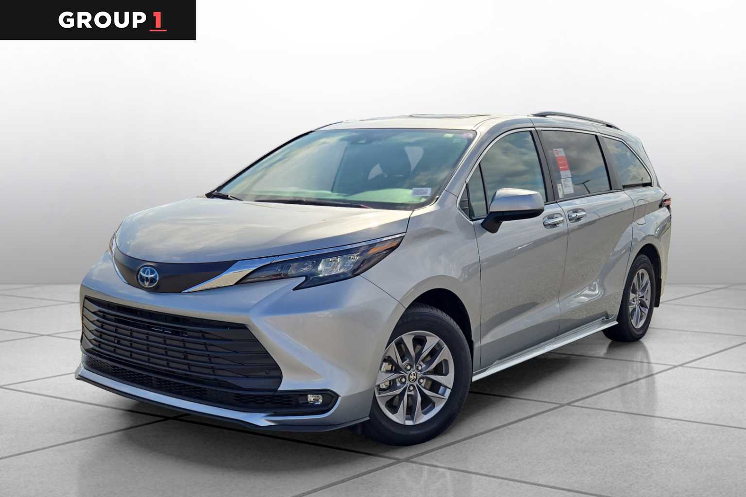 2025 Toyota Sienna XLE's photo