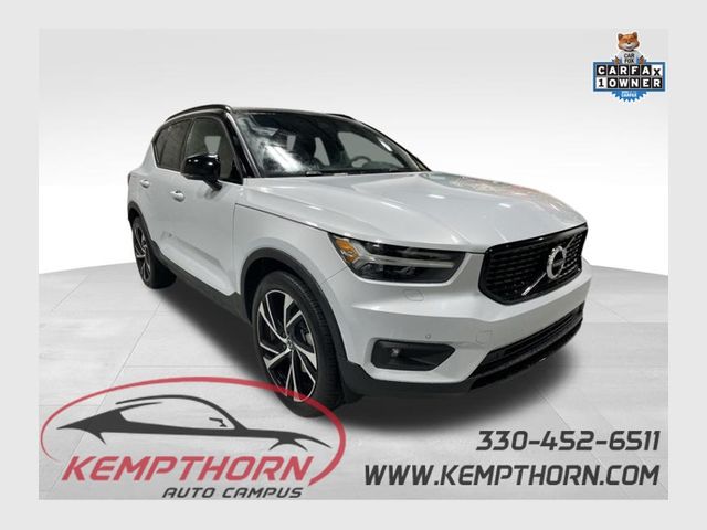 2022 Volvo XC40 R-Design's photo