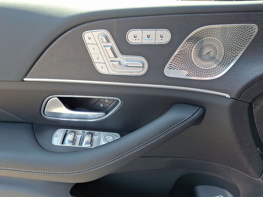 2025 Mercedes Benz GLS 450 4MATIC photo 9
