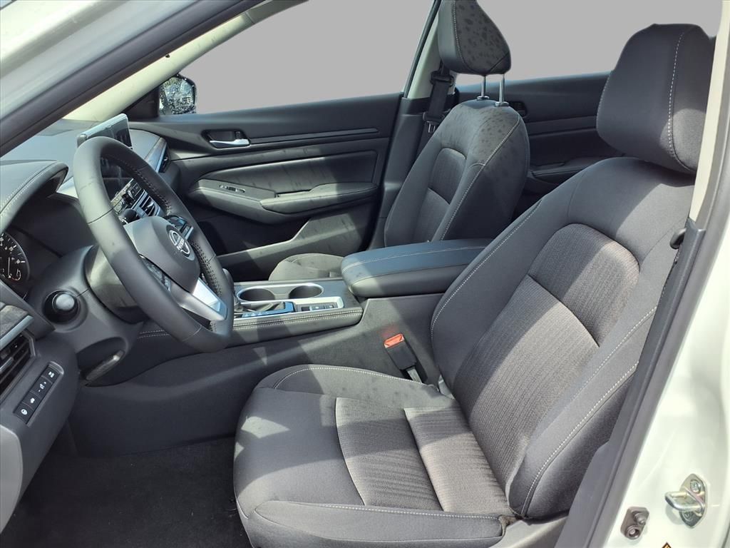 2025 Nissan Altima SV photo 17