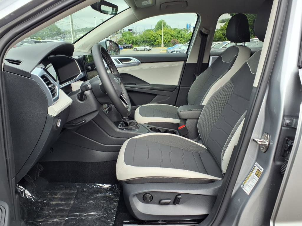 2025 Volkswagen Taos SE photo 2