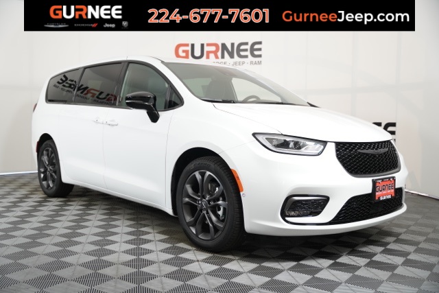 2026 Chrysler Pacifica Select's photo