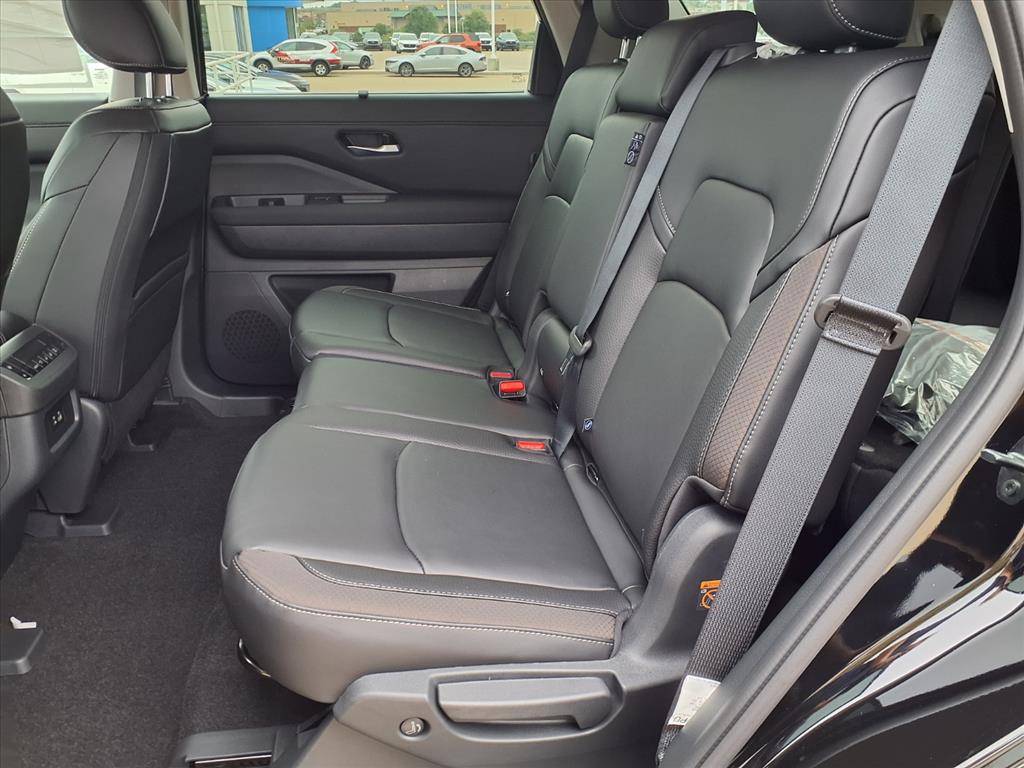 2025 Nissan Pathfinder SL photo 2