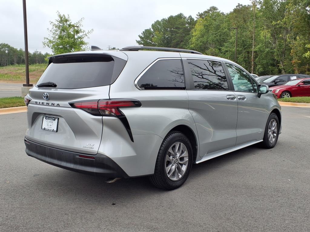 2021 Toyota Sienna XLE photo 17