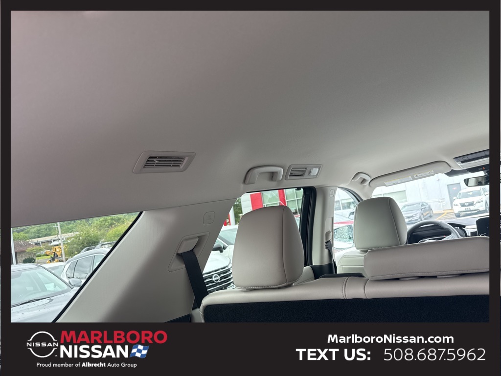 2025 Nissan Pathfinder SL photo 10