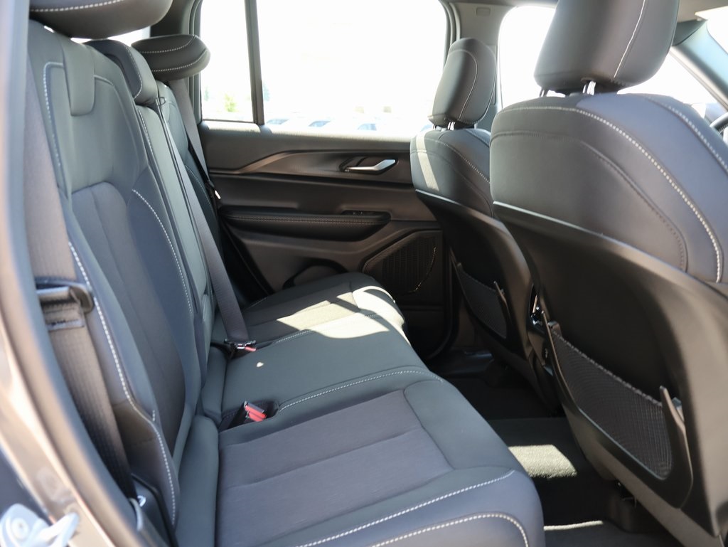 2025 Jeep Grand Cherokee Laredo X photo 12