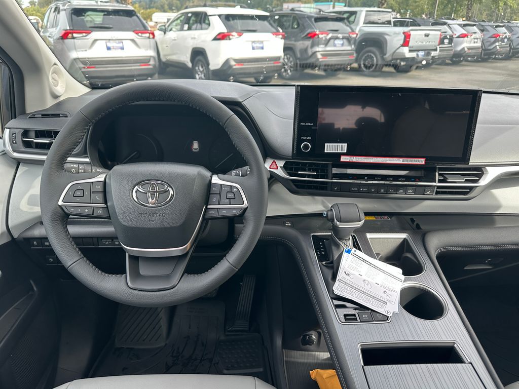 2025 Toyota Sienna XLE photo 16