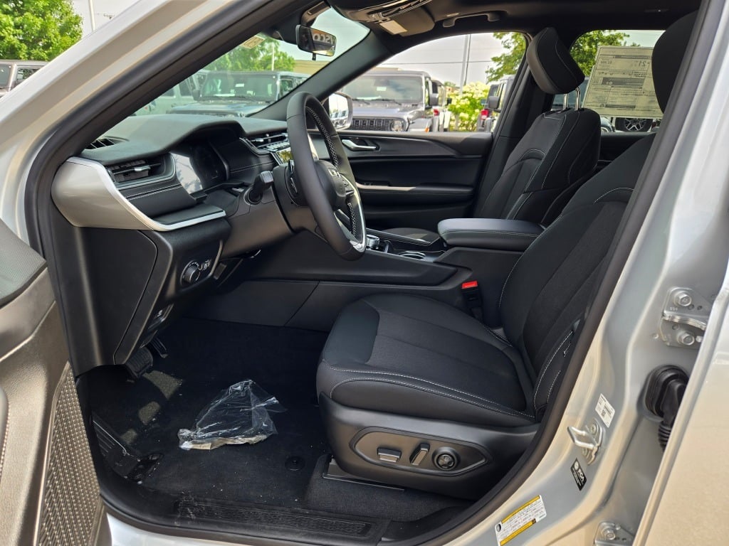 2025 Jeep Grand Cherokee Laredo photo 20