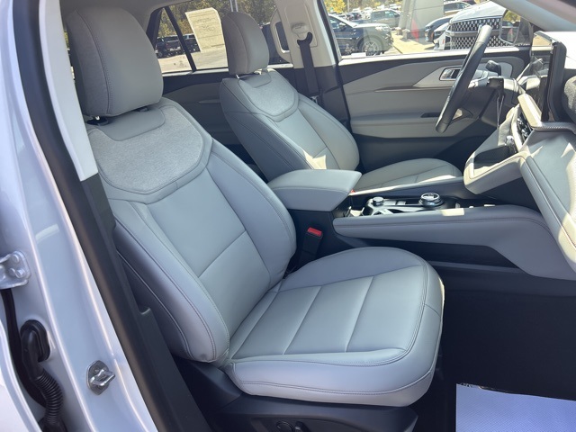 2025 Ford Explorer photo 13