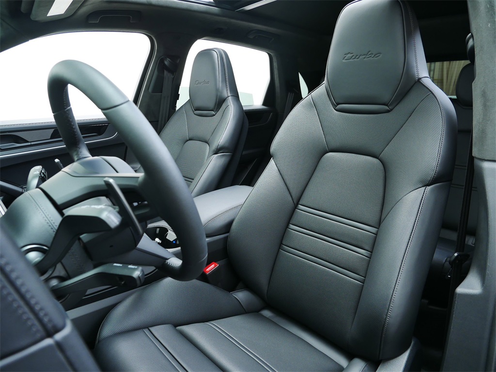 2025 Porsche Cayenne E-Hybrid Turbo photo 5