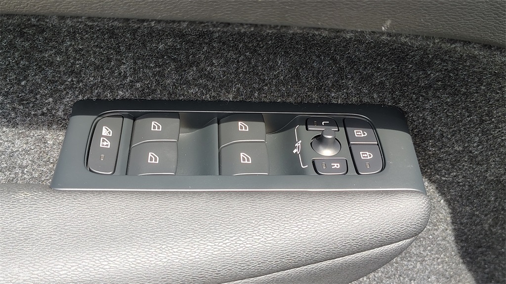 2023 Volvo XC40 Recharge Ultimate photo 10