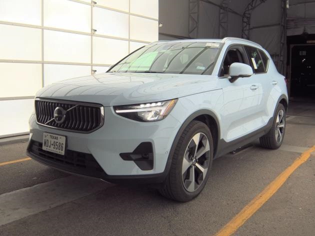 2025 Volvo XC40 Plus photo 2