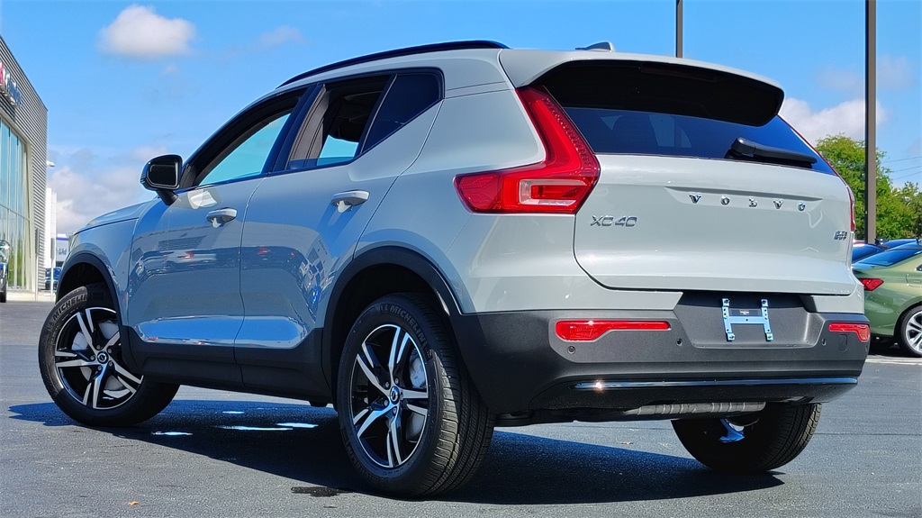 2026 Volvo XC40 Core photo 3