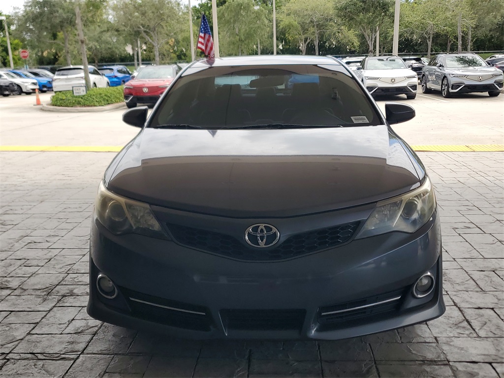 2013 Toyota Camry SE photo 2