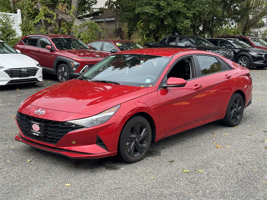 2023 Hyundai Elantra SEL photo 3