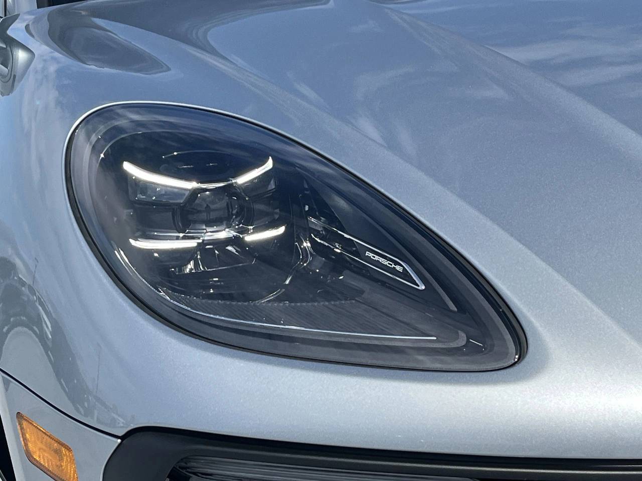 2025 Porsche Macan S photo 23
