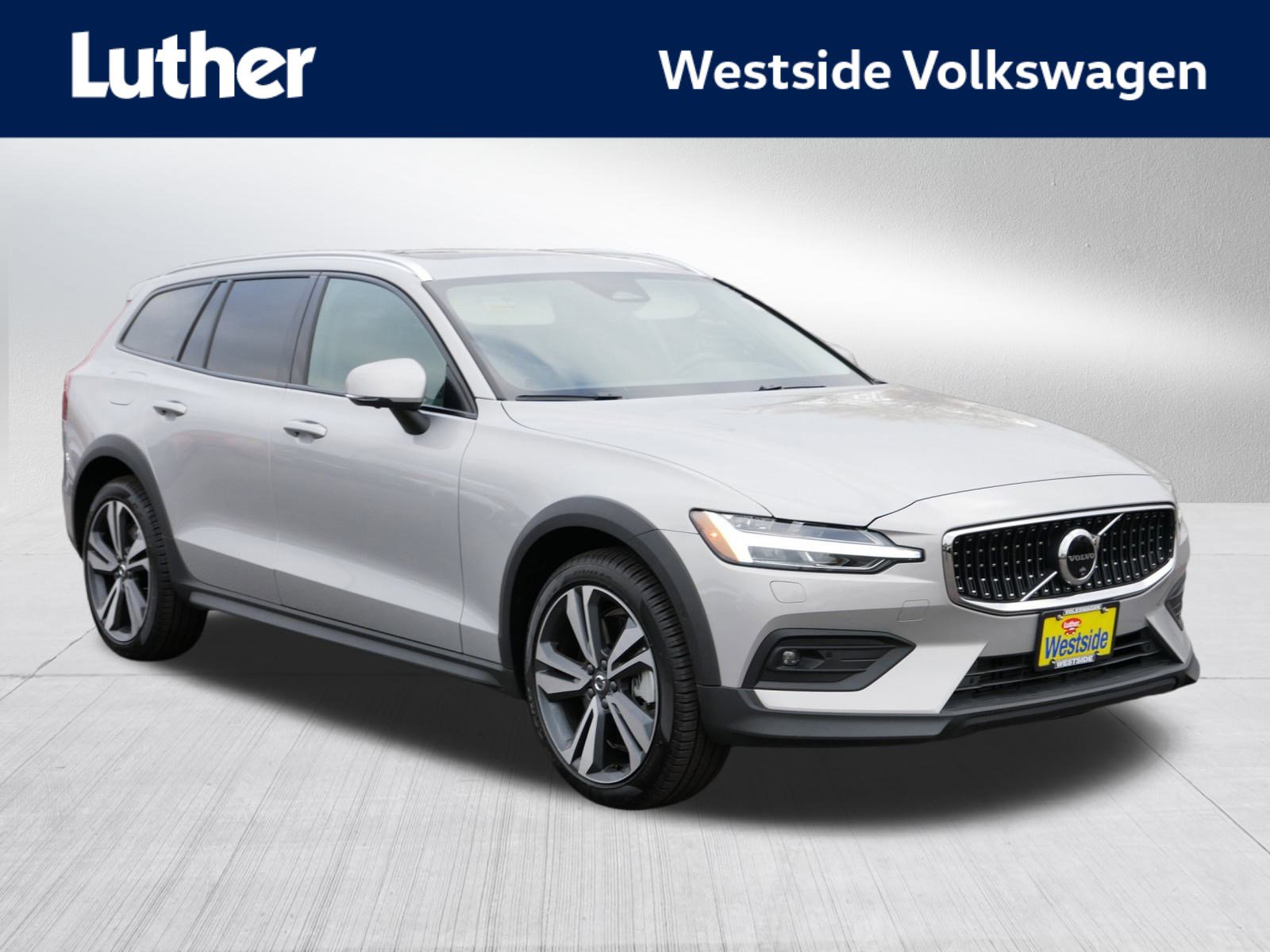 2025 Volvo V60 Cross Country Plus's photo