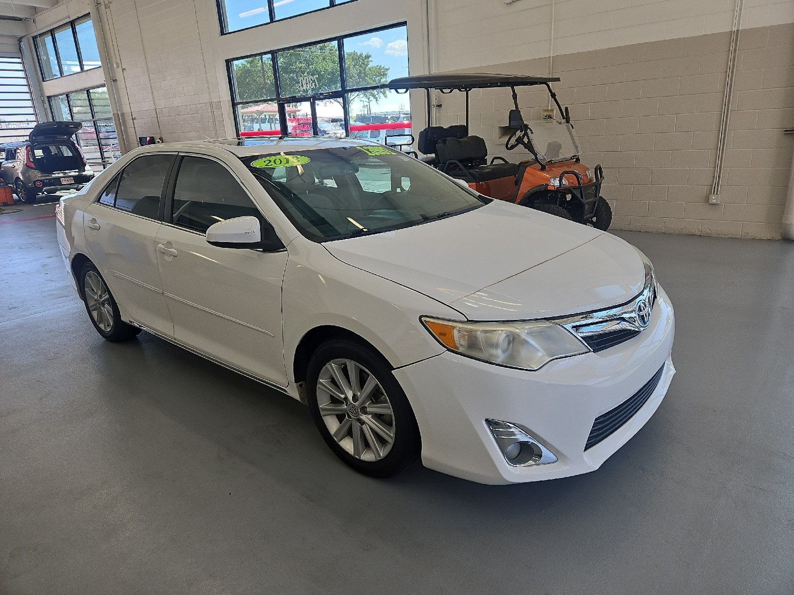 Used 2013 WHITE Toyota XLE image 3