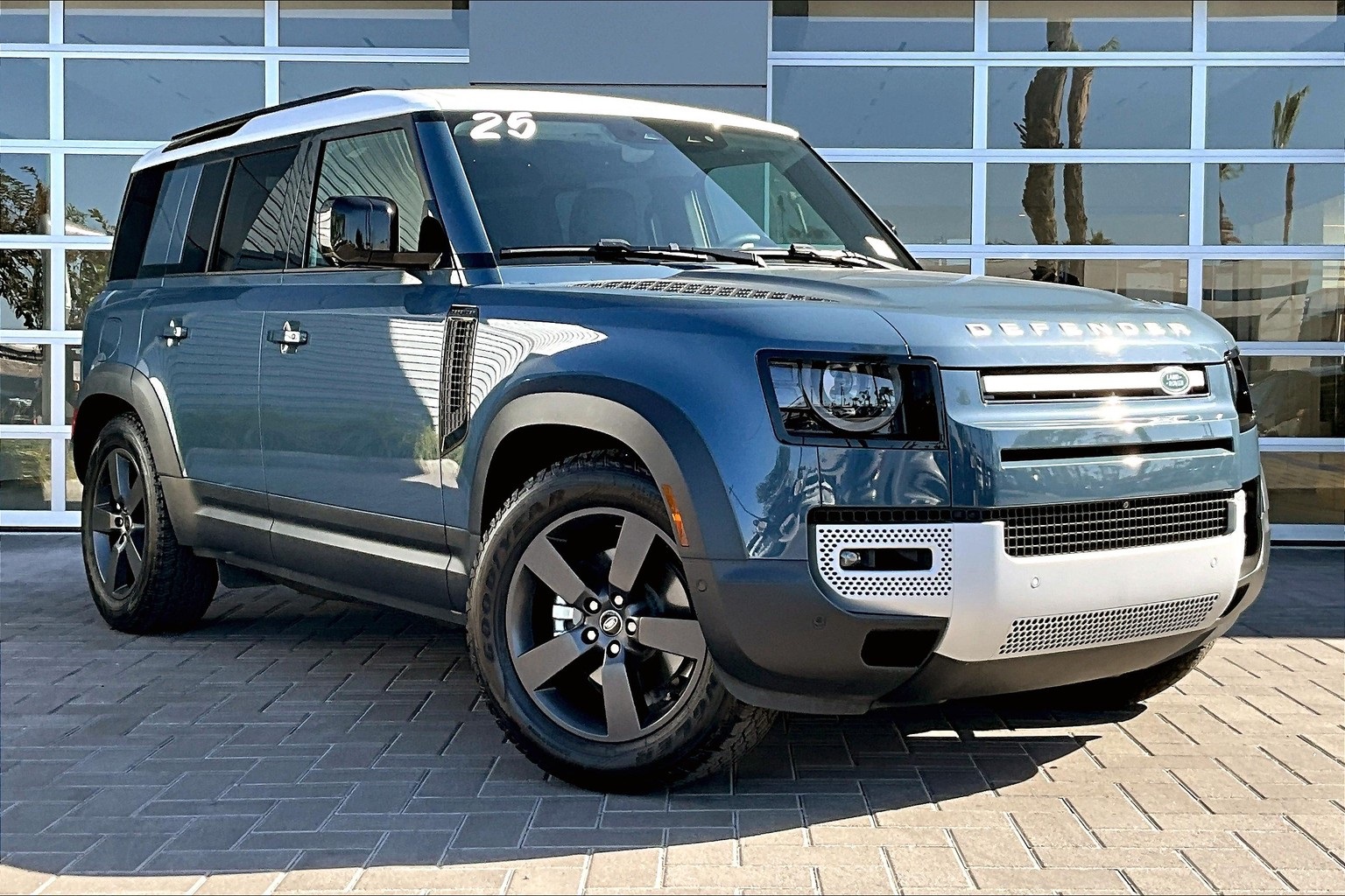 2025 Land Rover Defender 110 S photo 3