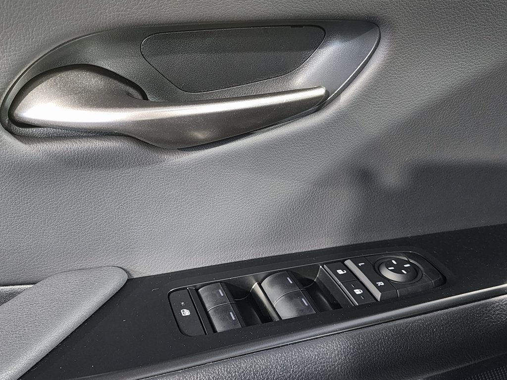 2025 Lexus UX photo 13