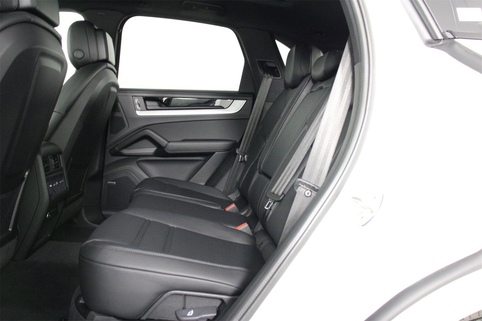 2025 Porsche Cayenne S photo 17