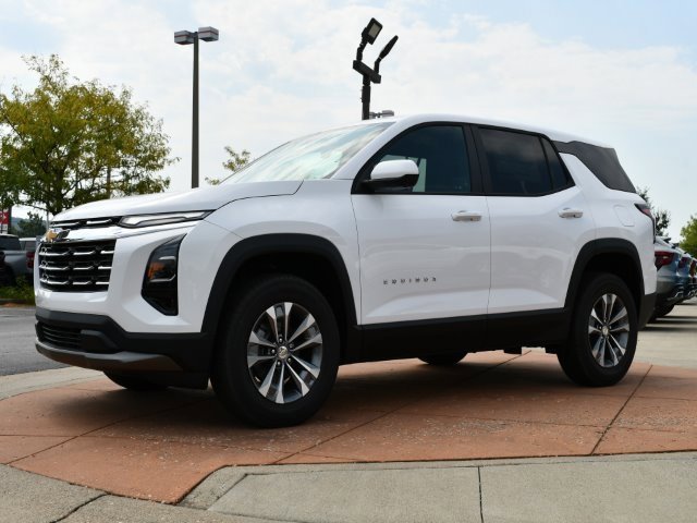 2025 Chevrolet Equinox LT photo 3