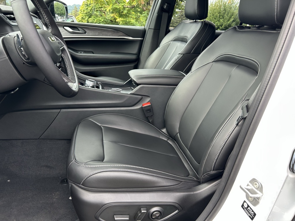 2025 Jeep Grand Cherokee Limited photo 21