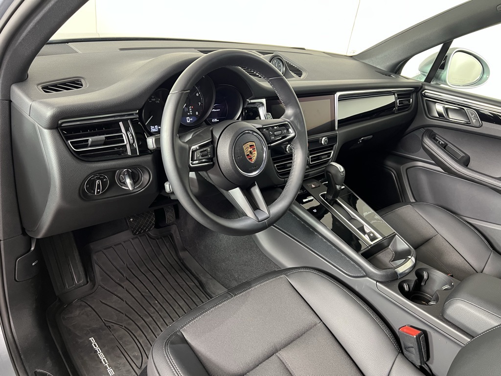 2025 Porsche Macan Base photo 2