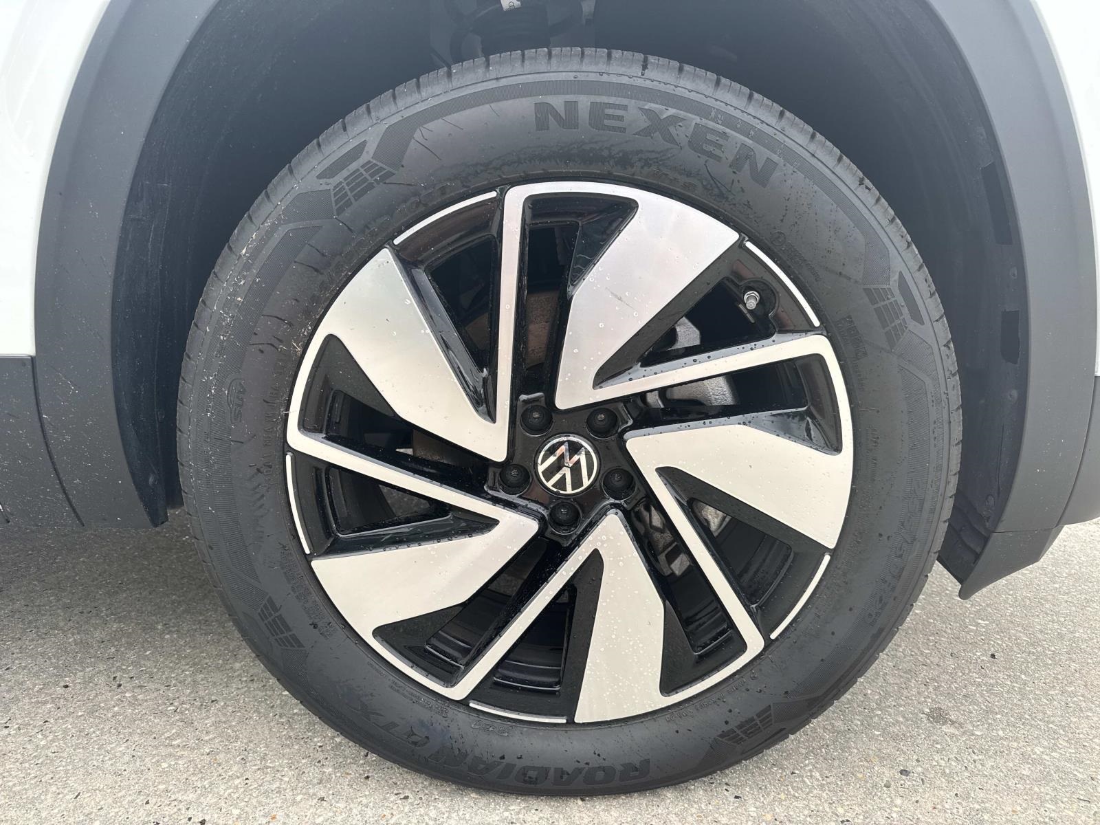 2025 Volkswagen Atlas SE Technology photo 2